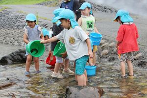 アユやヤマメの稚魚を放流する上条保育園の園児=阿賀町豊川甲