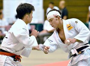 　男子６０キロ級準決勝で半田颯と対戦する高藤直寿（右）＝兵庫県尼崎市