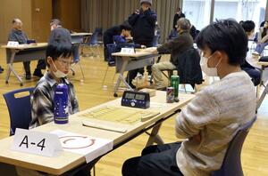 県内のアマチュア棋士が腕を競った将棋大会=刈羽村の村生涯学習センター「ラピカ」