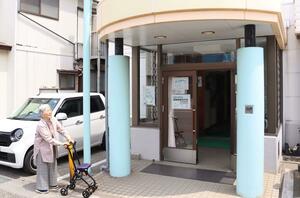 久しぶりに沼垂診療所を訪れた元所長の関川智子さん。「本当に長い時間が過ぎてしまった」と、新潟水俣病問題の早期全面解決を願う=5月、新潟市中央区