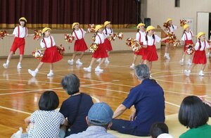 しばたパフォーミングキッズのダンスなどが披露されたいじみのフェスティバル=新発田市五十公野 モルックの体験会などが行われたいじみのフェスティバル=新発田市五十公野