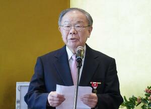 勲章伝達式であいさつする張炳煌さん=16日、台北市(共同)