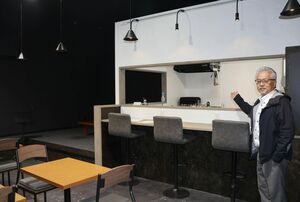 移住者の大久保新さんが空き家を改装して開業した真野シェアベースカフェ=佐渡市吉岡