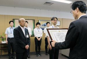 個人県民税徴収有償市町村として知事から受けた感謝状を読み、担当課の職員をたたえる鈴木力市長=燕市吉田西太田
