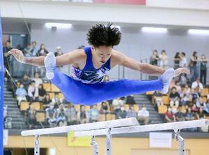 男子個人総合を制した川上翔平の平行棒=エスフォルタアリーナ八王子