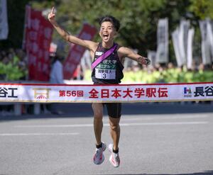 1位でゴールする国学院大のアンカー・上原琉翔=伊勢神宮