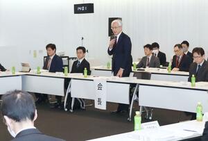 約50人の委員が出席し、地域防災計画の改定を了承した長岡市防災会議=3月28日、アオーレ長岡