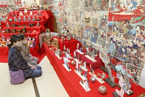 鮮やかな絵紙を楽しめる「絵紙と小千谷のひいな祭り」＝２８日、小千谷市城内１