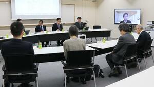 三条市立大学のグリーン・デジタルの計画について意見や情報を交換したアドバイザリーボードの会合=三条市上須頃