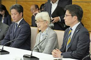石破首相との面会で発言する横田めぐみさんの母早紀江さん(中央)。右はめぐみさんの弟で拉致被害者家族会代表の横田拓也さん=10月17日午前、首相官邸