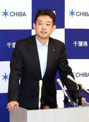記者団の取材に応じる千葉県の熊谷俊人知事=16日午後、千葉県庁