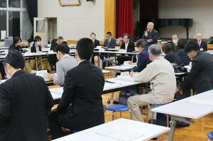 下田地域の５小学校の統合先を飯田小学校校舎とすることを決めた設置準備委員会＝２０日、三条市笹岡