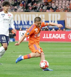 新潟-柏 前半16分、MF小見洋太がシュートを決め、2-0=デンカビッグスワン(写真映像部・永井隆司)
