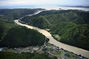 　台風６号の大雨でレベル５氾濫特別警報が発表された和歌山県の古座川＝３日午前１０時３６分（共同通信社ヘリから）