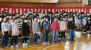 新発田市内3小学校が統合した新生・紫雲寺小の開校式=8日、新発田市稲荷岡