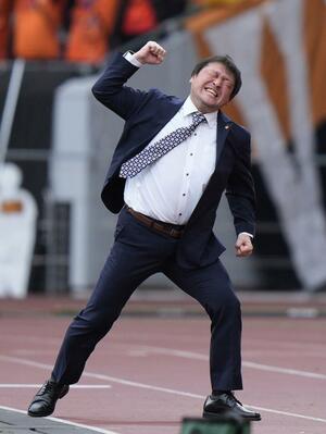東京Vに競り勝ち、ガッツポーズする清水・秋葉監督=国立競技場