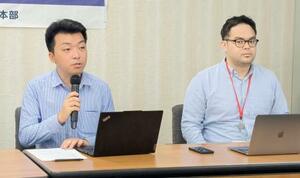 記者会見する労働組合「回転寿司ユニオン」の吉田帆駆斗書記長(左)ら=19日午後、厚労省