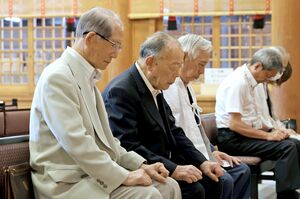 6年ぶりに護国神社に参拝した出雲崎町遺族会=6月24日、新潟市中央区