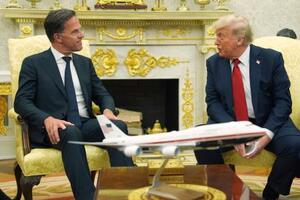 14日、ホワイトハウスで会談するトランプ米大統領(右)とNATOのルッテ事務総長(AP=共同)