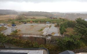 前方後円墳があった可能性が指摘された、ホテル大佐渡の別館跡地。土地は周辺より小高くなっている＝佐渡市相川鹿伏