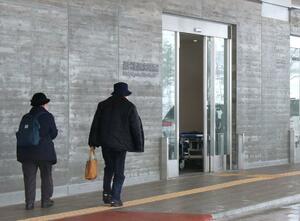 外来患者の診療が始まった済生会新潟県央基幹病院=3月4日、三条市上須頃