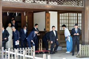 　靖国神社の参拝を終えた「保守団結の会」のメンバーら＝２８日午前、東京・九段北