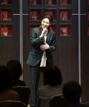 のびやかな歌声を披露した越乃リュウさん=14日、上越市本町5