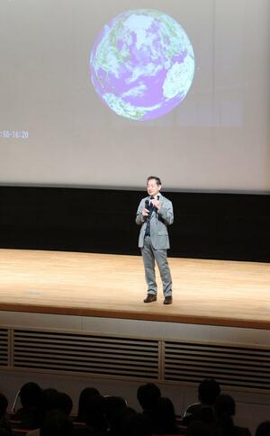 高田高校の創立150周年記念式典で講演する宇宙飛行士の毛利衛さん=上越市新光町1