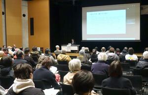今年に入り２回行われた「佐渡の医療福祉の将来を考える講演会」。熱心に質問をぶつける参加者もみられた＝佐渡市両津夷