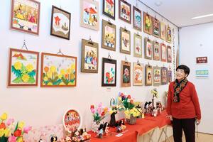 折り紙の春らしい作品を集めた展示会＝アオーレ長岡