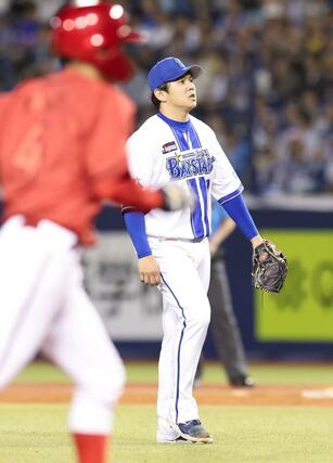 ９回広島１死満塁、同点となる押し出し四球を許したＤｅＮＡ４番手の山﨑康晃＝エコスタ