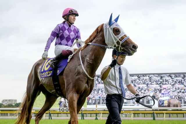 第８７回オークスでジュウリョクピエロに騎乗し優勝した今村聖奈騎手。ＪＲＡ女性ジョッキー初の３歳クラシック制覇を遂げた＝２４日、東京都府中市の東京競馬場