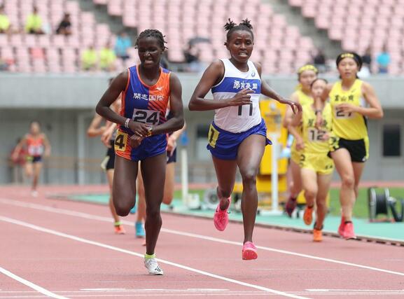女子3000メートルで優勝したパウリン・ワンジク(中央・帝京長岡)=デンカビッグスワン