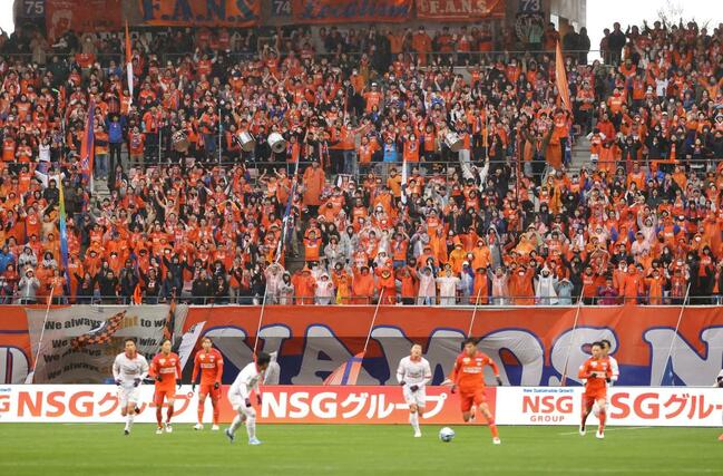 新潟－Ｃ大阪　前半、選手を後押しするサポーター＝ビックスワン