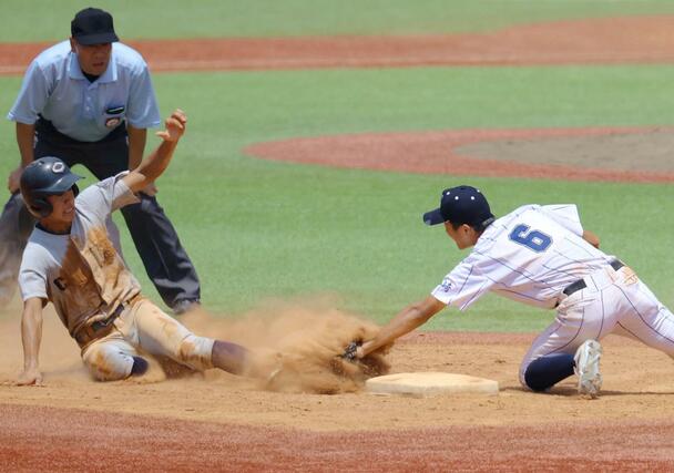 中越－新潟産大付　５回裏１死一塁、一走堤歩力我が二盗を試みるが失敗＝エコスタ
