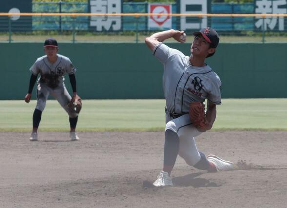 ３番手で登板した関根学園の相沢怜磨＝７月１９日、柏崎市佐藤池
