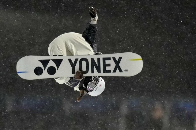 女子ハーフパイプ決勝　技を決める工藤璃星＝リビーニョ（共同）