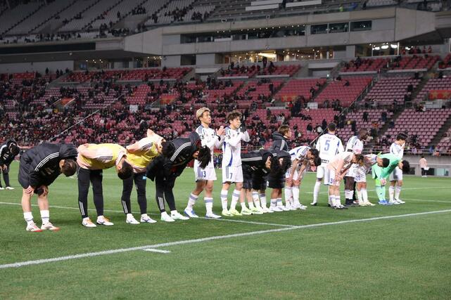 試合後、スタンドにあいさつする新潟