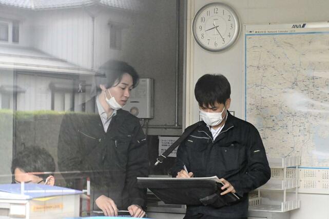 「蒲原鉄道」を家宅捜索する福島県警の捜査員＝８日午前、五泉市村松