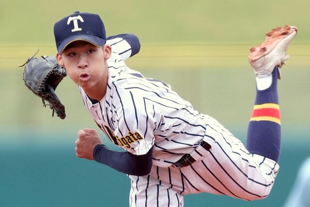 
日本文理－帝京長岡　力投する帝京長岡２番手の西脇駆＝１９日、富山市下飯野の富山市民球場
