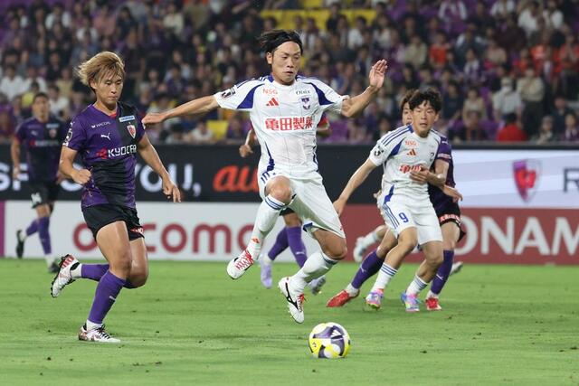 京都－新潟　後半、ゴールに迫るＭＦ星雄次＝サンガＳ