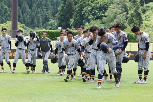 初戦で敗退し涙を流す佐渡ナイン＝三条パール金属スタジアム