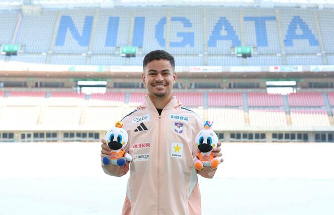 ビッグスワンに立つMFミゲル・サントス