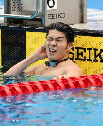男子１００ｍバタフライ決勝　ゴール後に電光掲示板を確認し悔しがる水沼尚輝