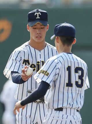 日本文理－帝京長岡　４回、帝京長岡の先発鈴木大翔（左）が西脇駆の救援を仰ぐ＝２３日、三条市月岡４の三条パール金属スタジアム