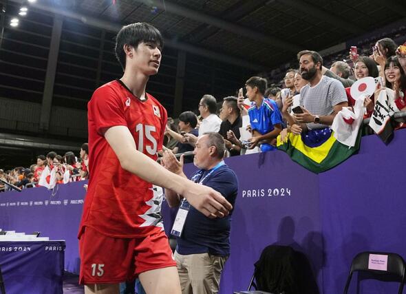 イタリアに敗れ引き揚げる甲斐＝パリ（共同）