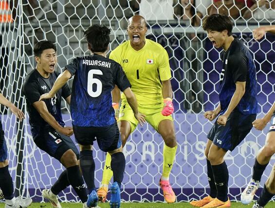 日本－マリ　試合終了間際、マリがＰＫを外し、雄たけびを上げるＧＫ小久保（右から２人目）ら＝ボルドー（共同）