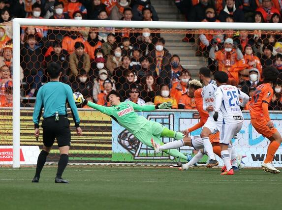 清水-新潟 前半、シュートを防ぐGK藤田和輝=アイスタ