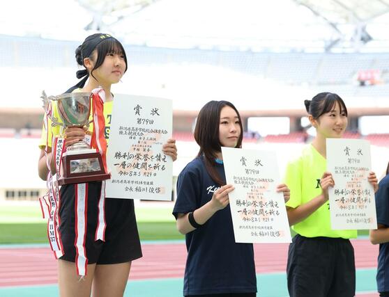 女子三段跳決勝　表彰式で笑顔を見せる大会新記録で優勝した中林麗夢（左・日本文理）＝５月２９日、デンカビッグスワン