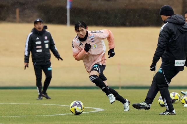 シュート練習に励むMF笠井佳祐